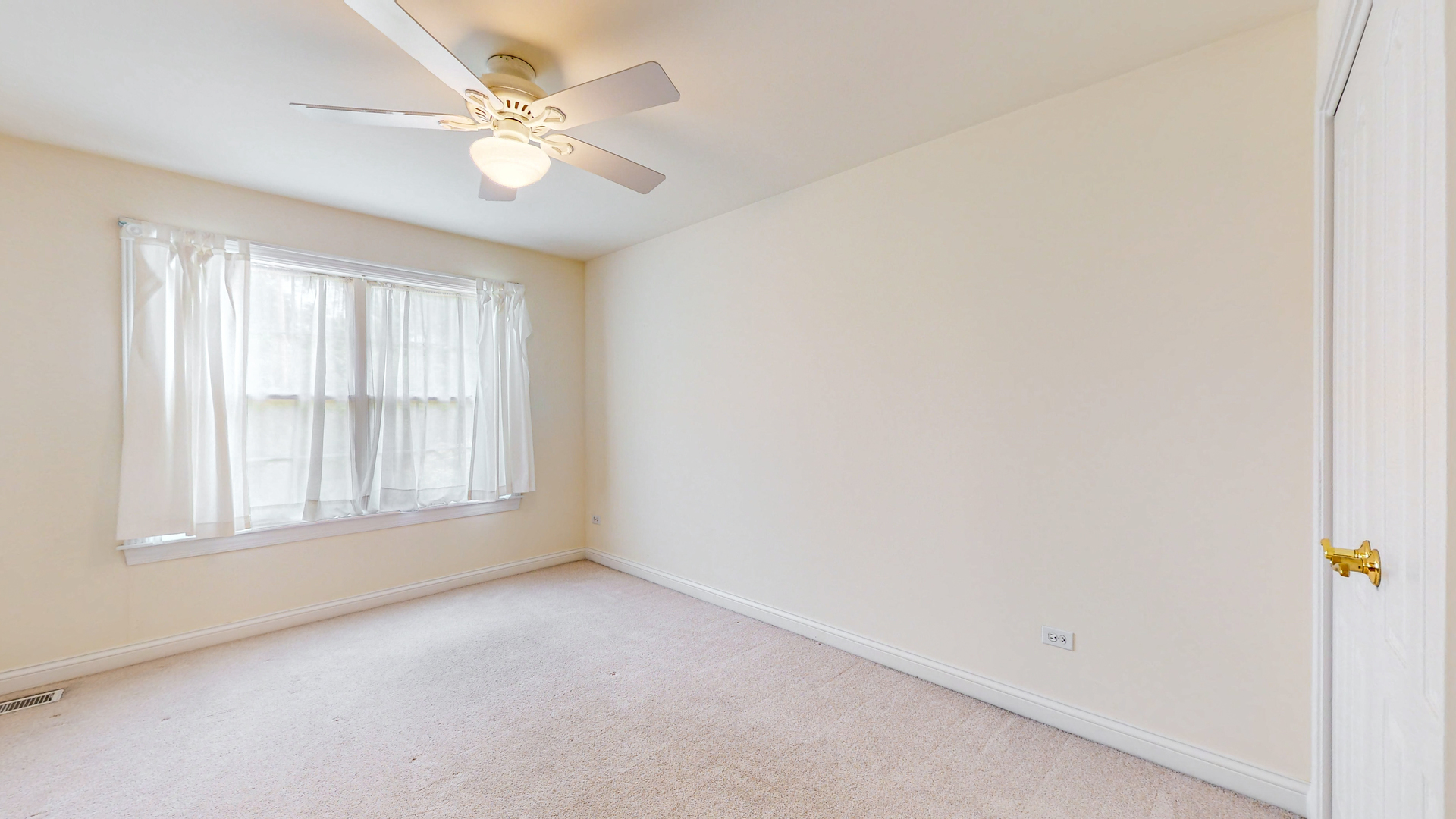 1917 Driving Park Road Wheaton, IL 60187 - Photo 25 of 41 an empty room with windows and ceiling fan