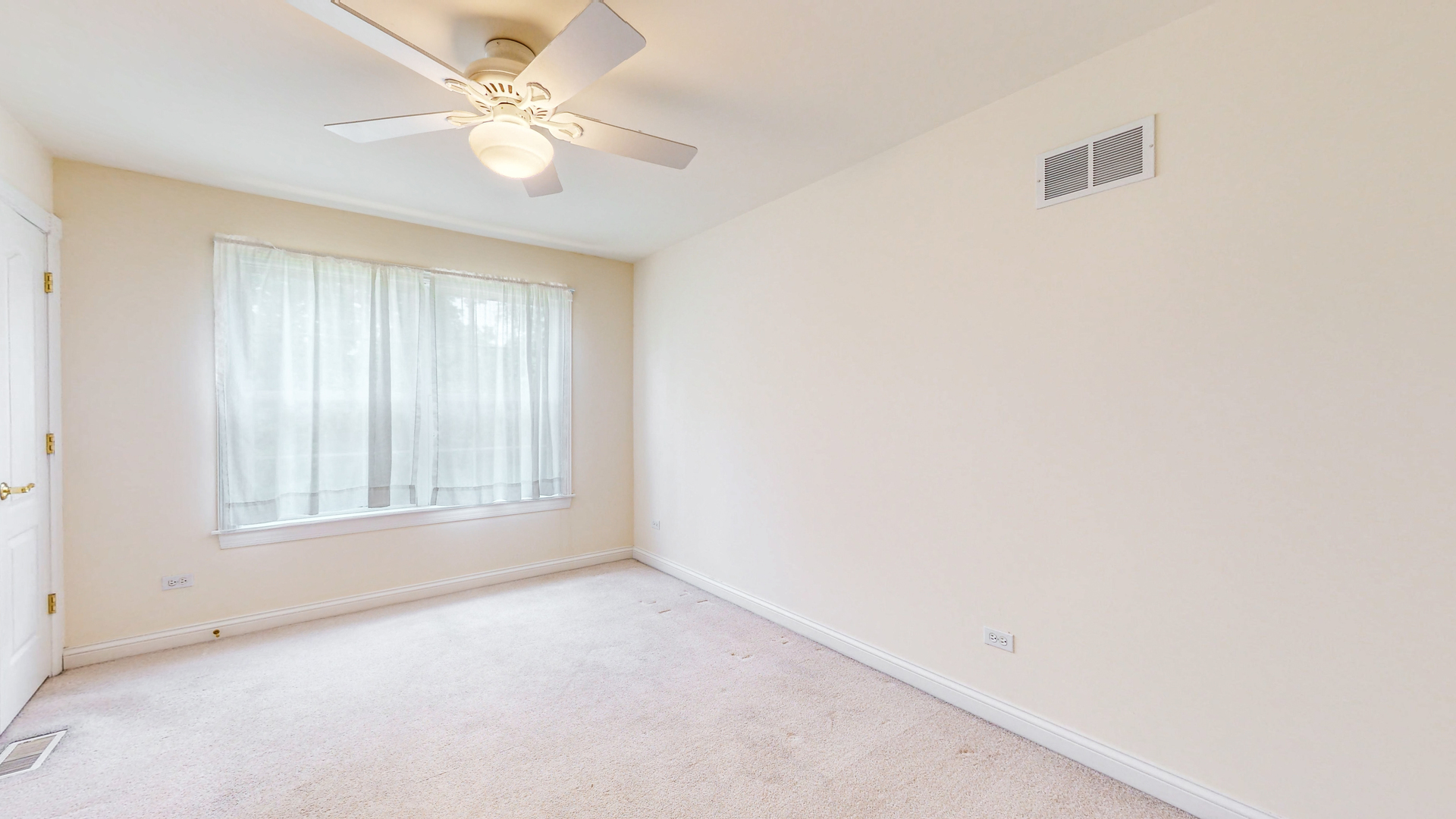 1917 Driving Park Road Wheaton, IL 60187 - Photo 26 of 41 an empty room with windows and ceiling fan
