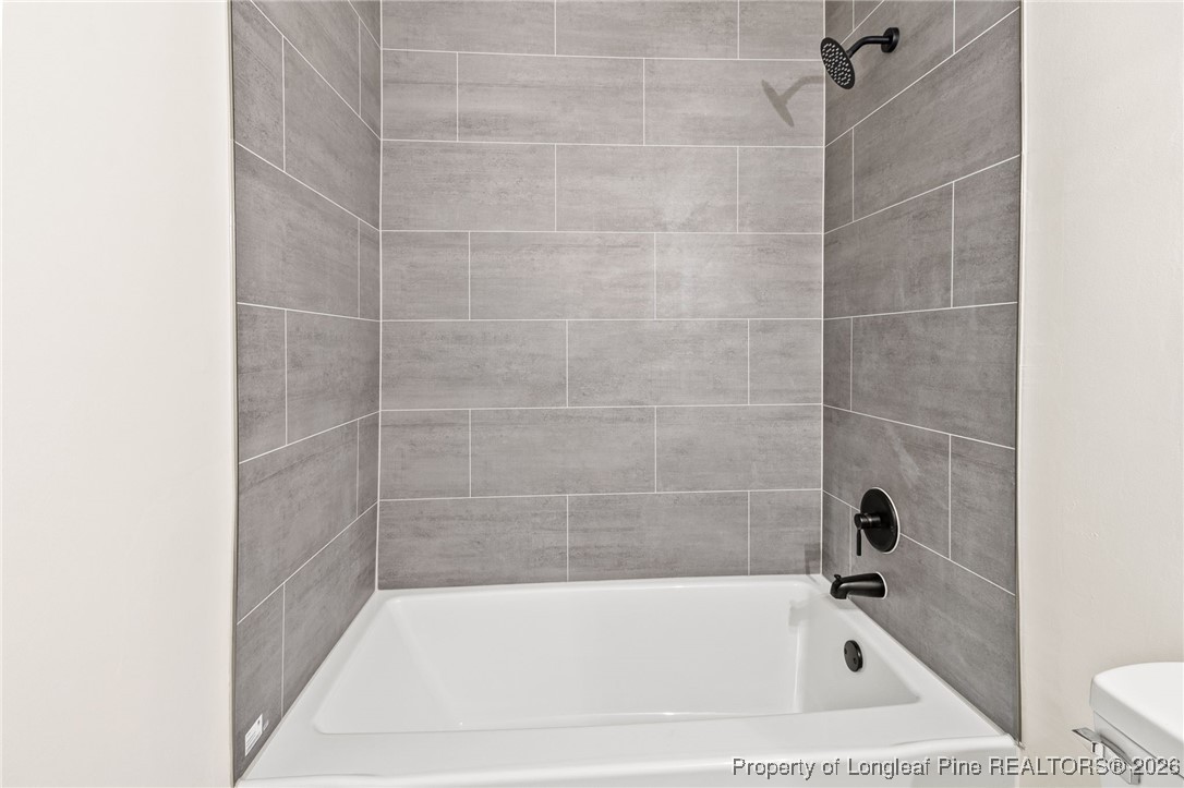 5982 Spinner Road Hope Mills, NC 28348 - Photo 17 of 32 a bathroom with a bathtub