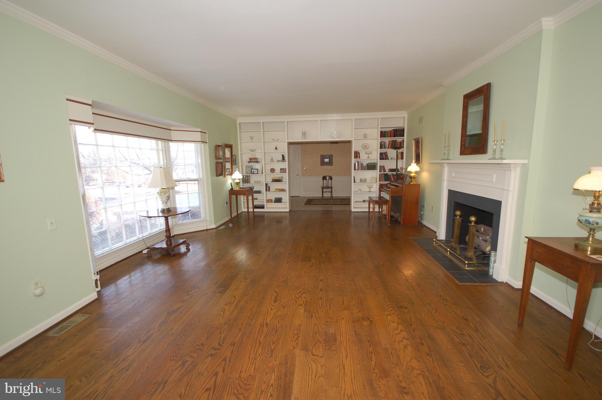 16749 Ivandale Road Hamilton, VA 20158 - Photo 8 of 28 Living Room