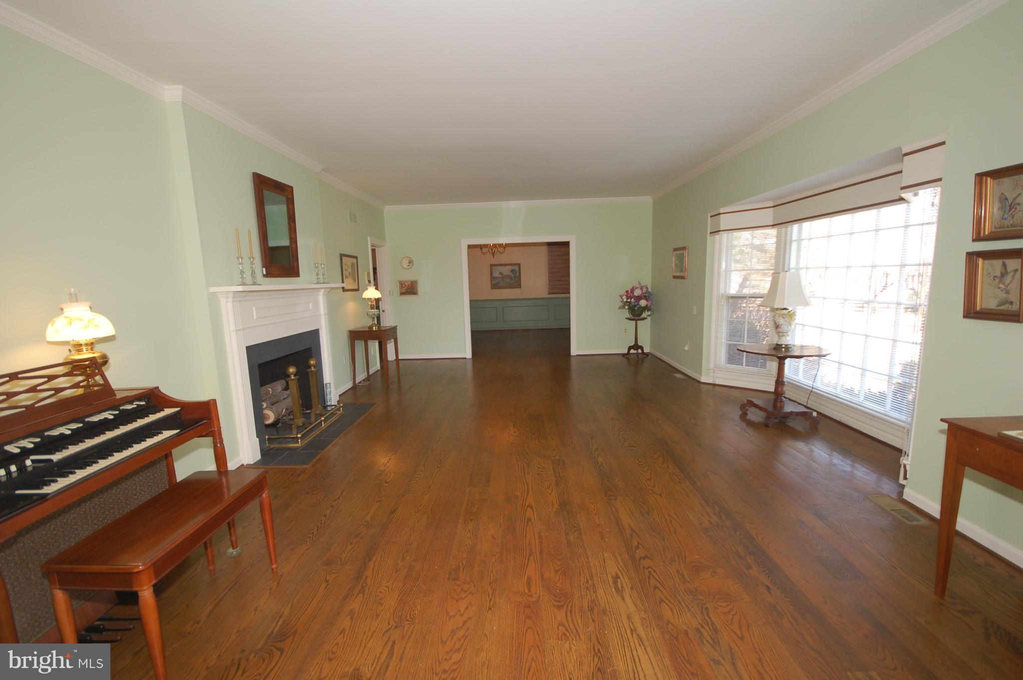 16749 Ivandale Road Hamilton, VA 20158 - Photo 9 of 28 Living Room