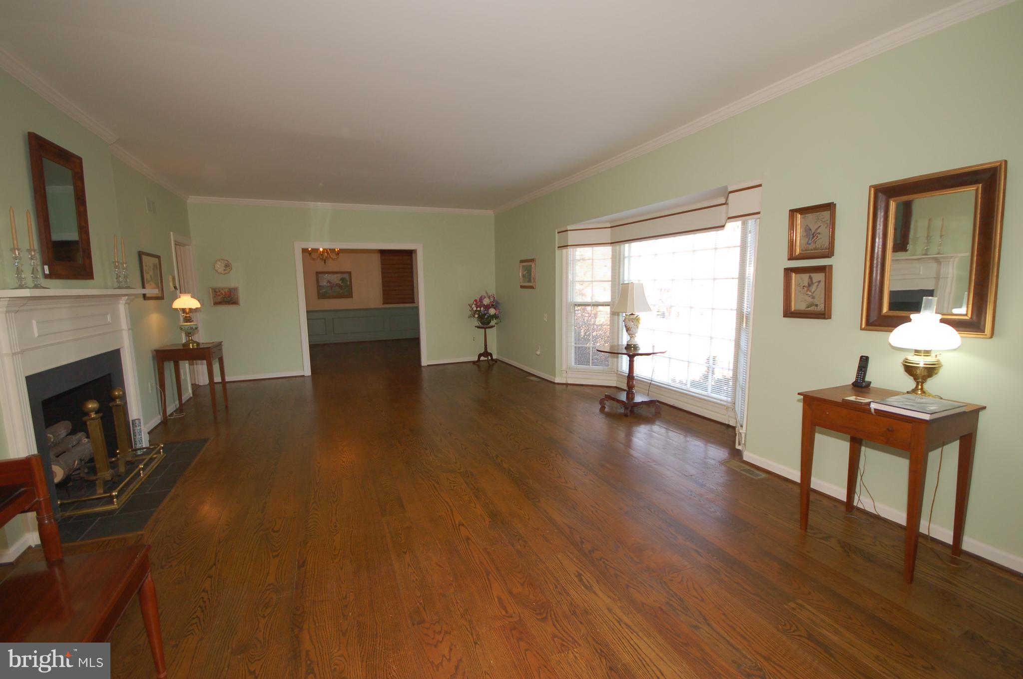 16749 Ivandale Road Hamilton, VA 20158 - Photo 10 of 28 Living Room