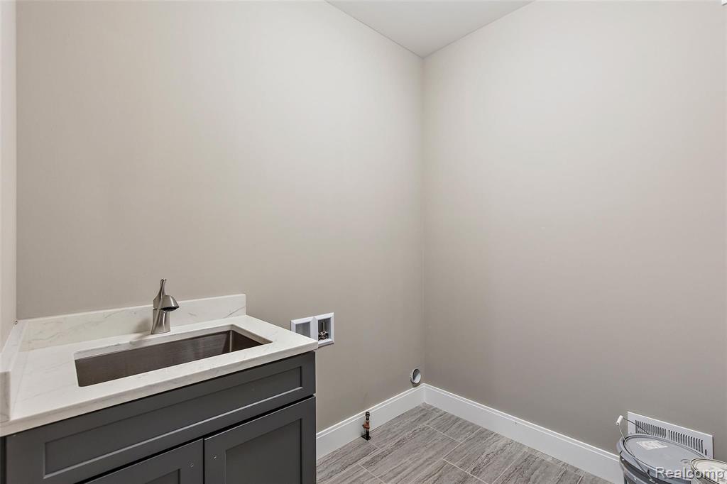 3837 Albatross Court, Unit 28 Rochester, MI 48309 - Photo 4 of 33