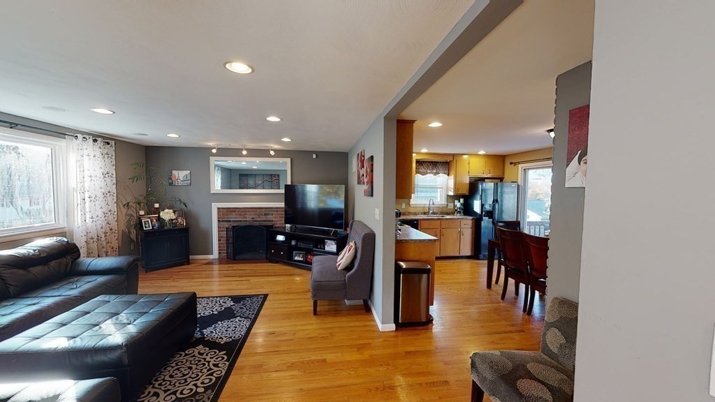 8 Diane Road Peabody, MA 01960 - Photo 5 of 28 Gallery Image 5