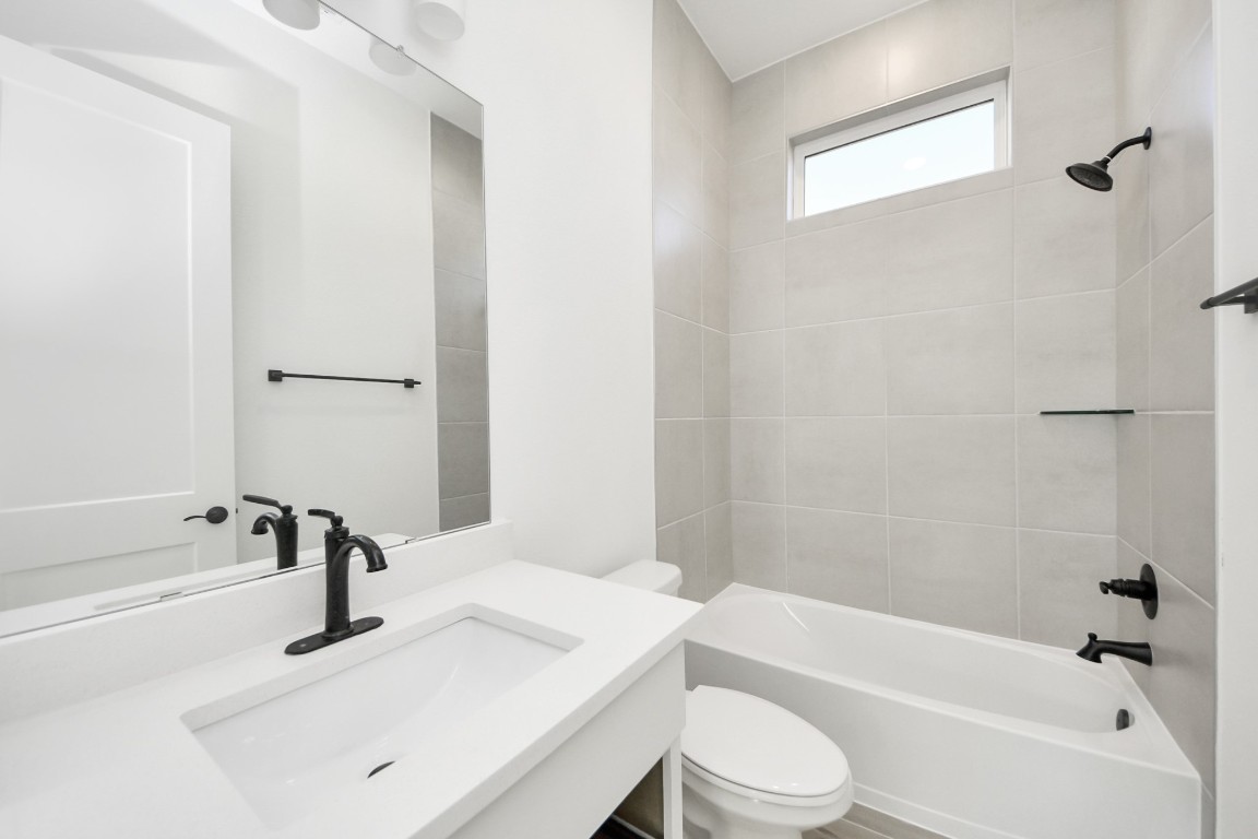 9519 Chateau Hill Manvel, TX 77578 - Photo 22 of 35 a bathroom with a sink a toilet and a bathtub