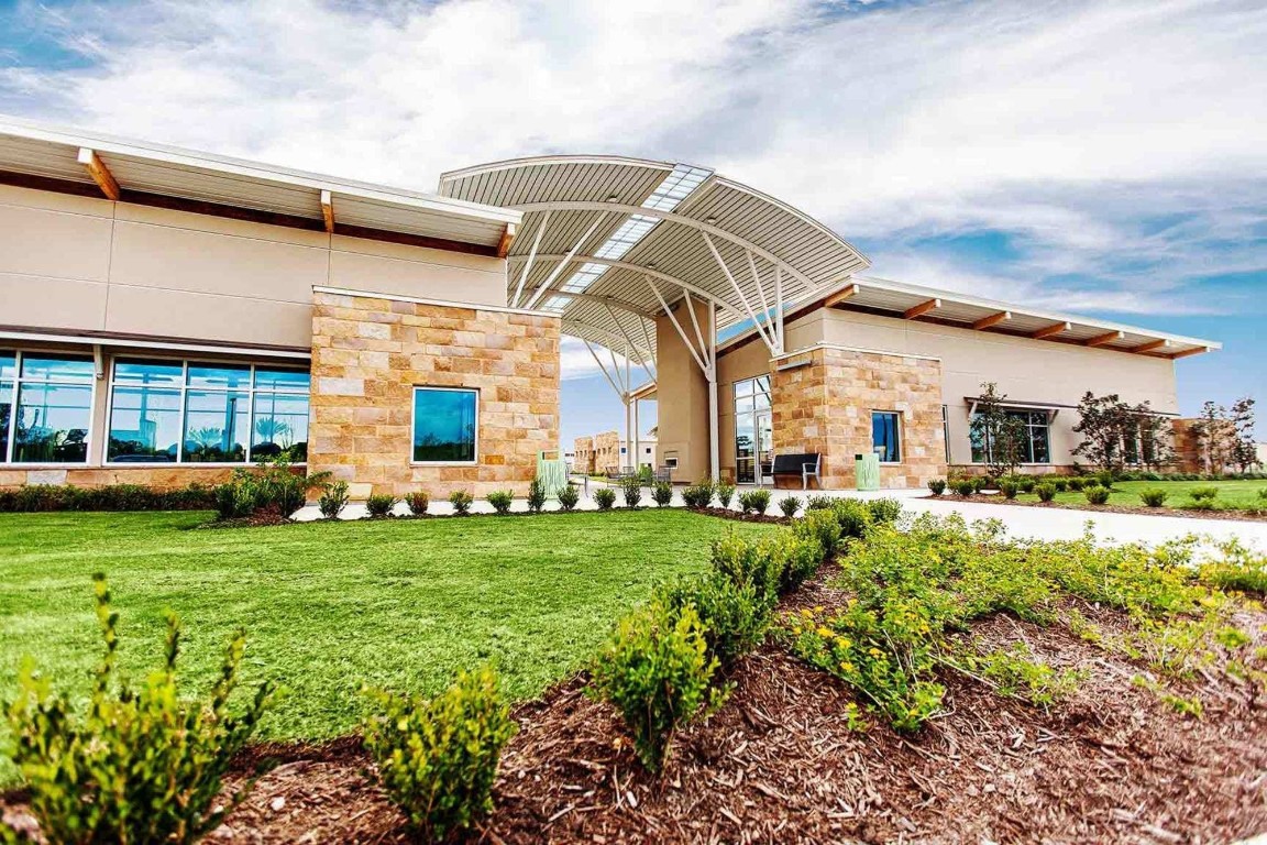 9519 Chateau Hill Manvel, TX 77578 - Photo 34 of 35 a view of a house with backyard and garden