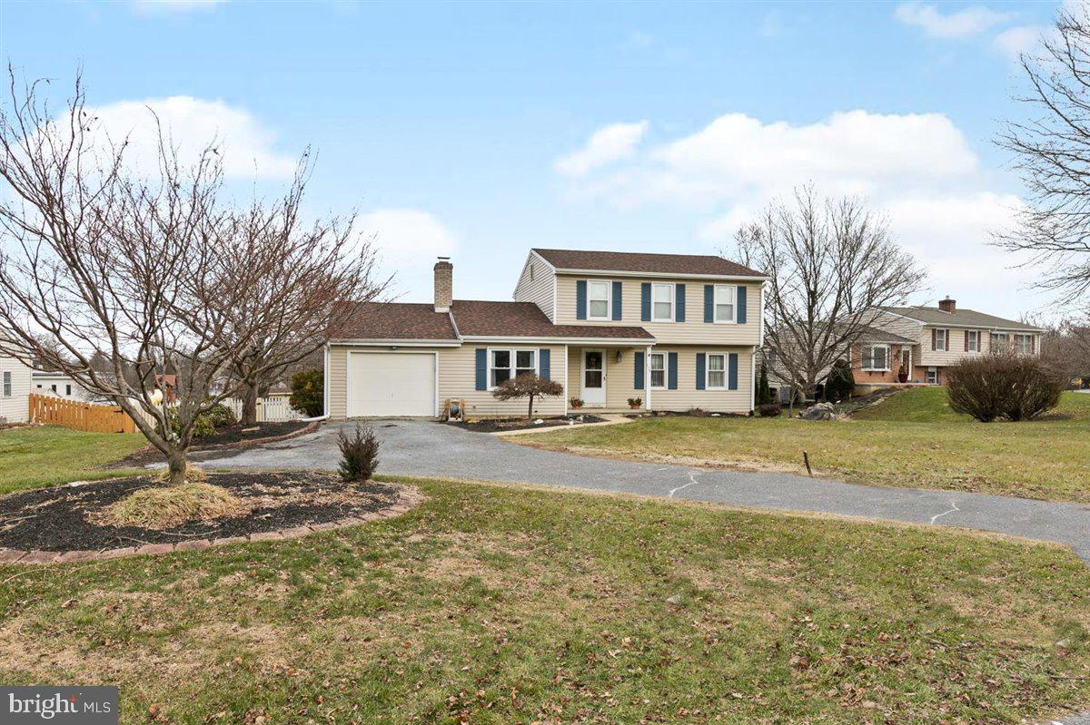 579 Crosswinds Drive Lititz, PA 17543 - Photo 4 of 64 Large Driveway