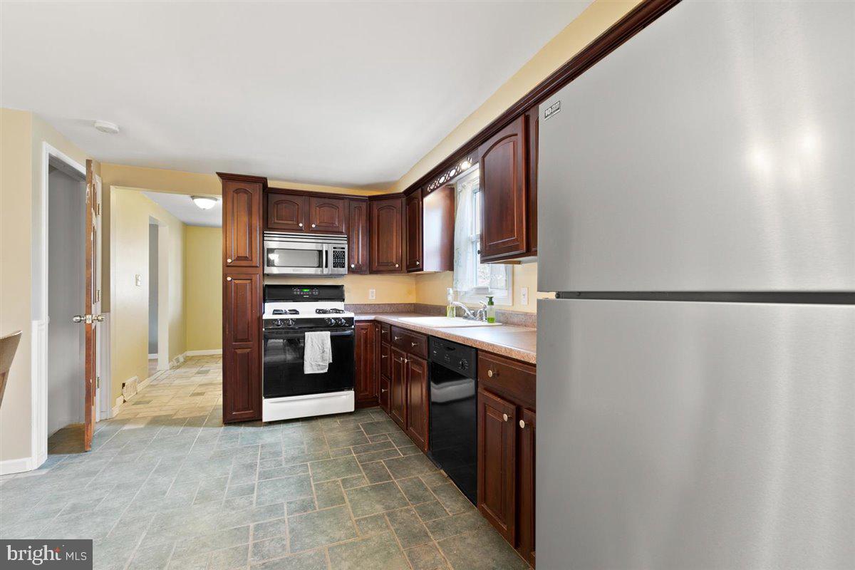 579 Crosswinds Drive Lititz, PA 17543 - Photo 31 of 64 Large Kitchen with beautiful tile floor