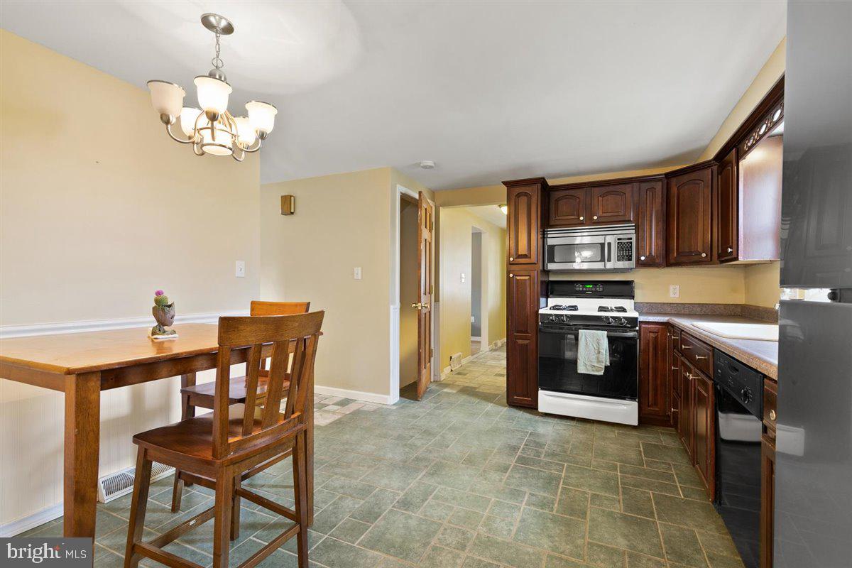 579 Crosswinds Drive Lititz, PA 17543 - Photo 32 of 64 Eat in Kitchen