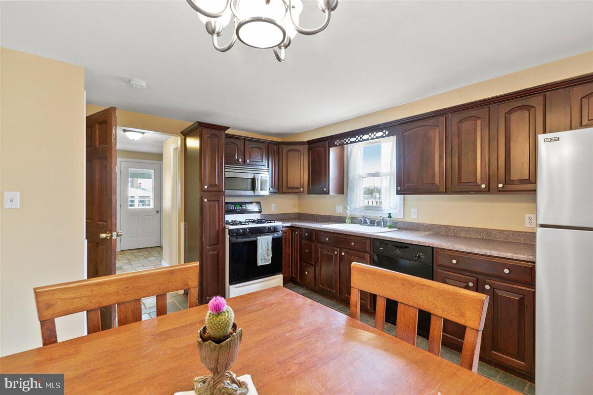 579 Crosswinds Drive Lititz, PA 17543 - Photo 34 of 64 Eat in kitchen with lots of light