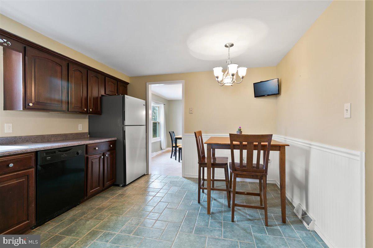 579 Crosswinds Drive Lititz, PA 17543 - Photo 35 of 64 Eat in Kitchen area with TV