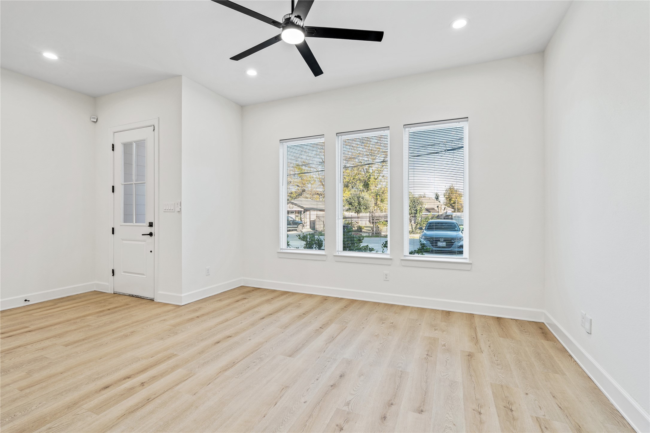 8324 Corinth Street, Unit A Houston, TX 77051 - Photo 8 of 28