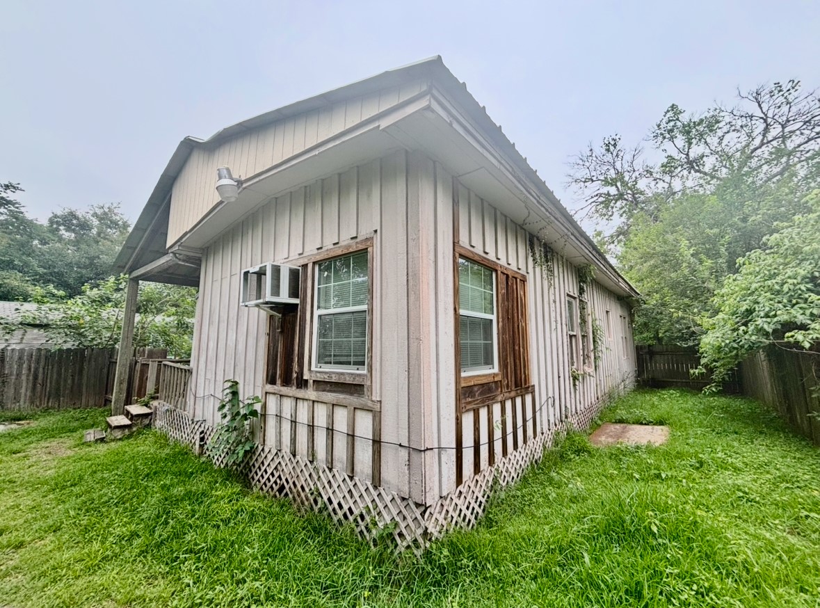 6124 Goforth Street Houston, TX 77021 - Photo 18 of 21 a front view of house with yard and green space