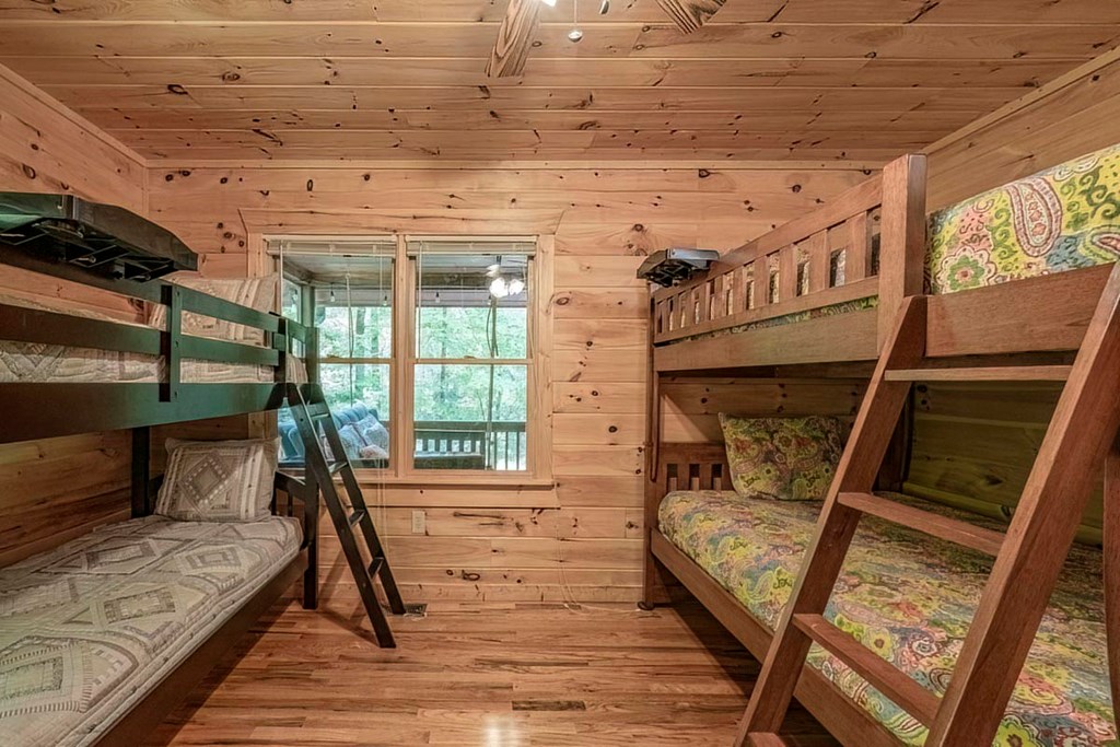 781 Mangum's Trail Blue Ridge, GA 30513 - Photo 21 of 65 a living room with furniture and a wooden floor