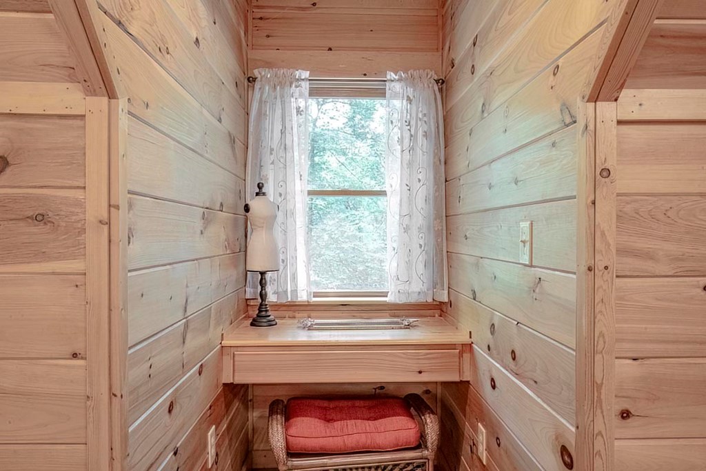 781 Mangum's Trail Blue Ridge, GA 30513 - Photo 34 of 65 a bathroom with a sink and a bathtub