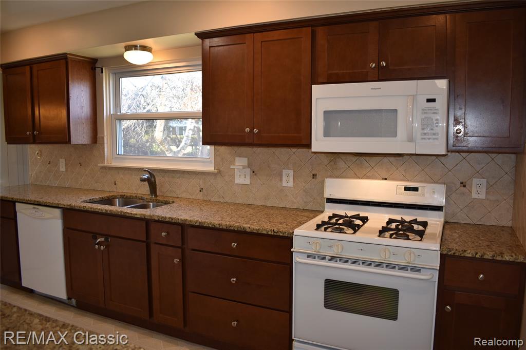1977 Meadow Ridge Drive Walled Lake, MI 48390 - Photo 10 of 53