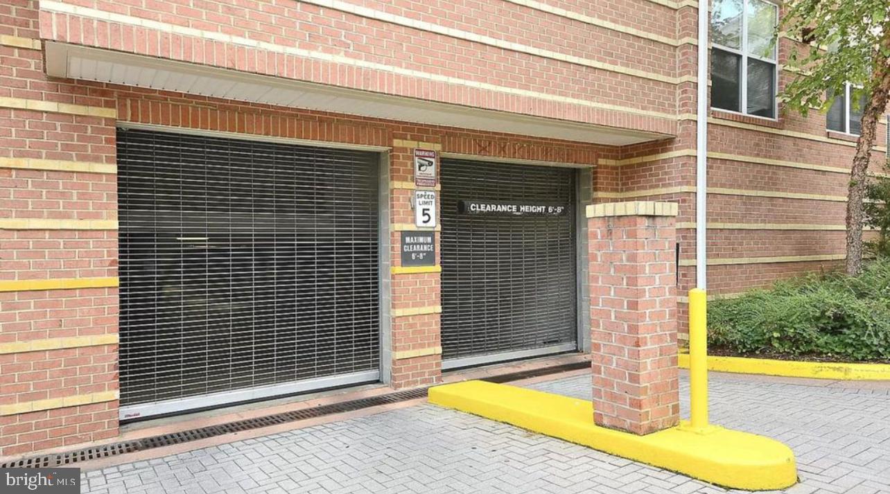 9480 Virginia Center Boulevard, Unit 119 Vienna, VA 22181 - Photo 14 of 17 a view of backyard with a tub and garden view