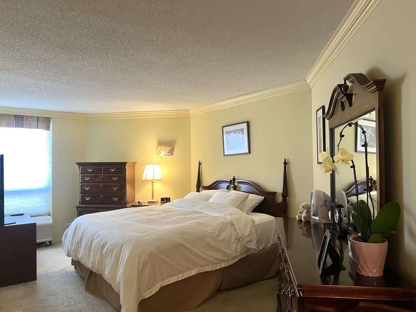 5320 North Sheridan Road, Unit 2203 Chicago, IL 60640 - Photo 13 of 27 a bedroom with a bed a mirror and dresser
