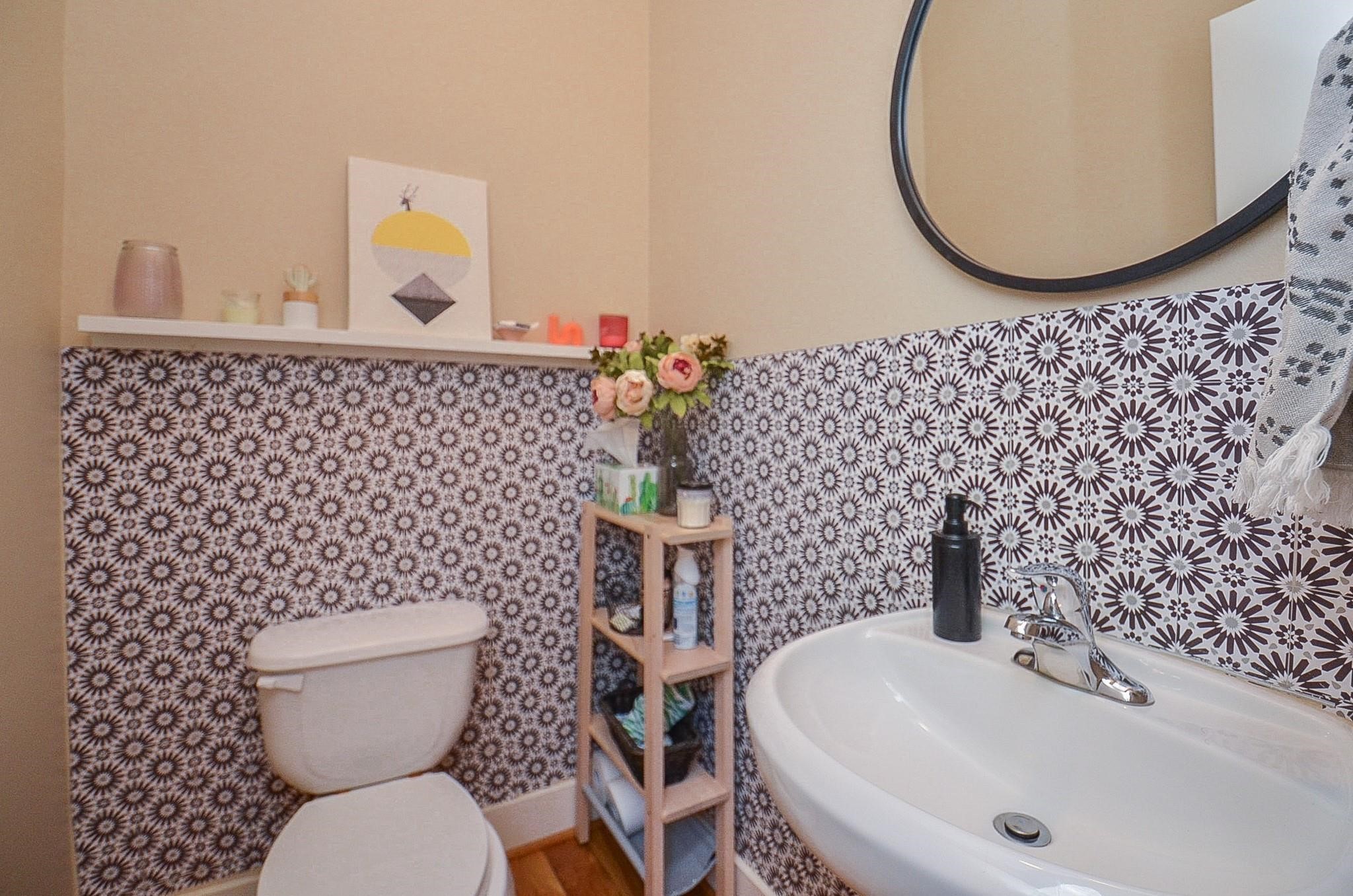 1116 Columbus Street Houston, TX 77019 - Photo 18 of 32 a bathroom with a sink toilet and mirror