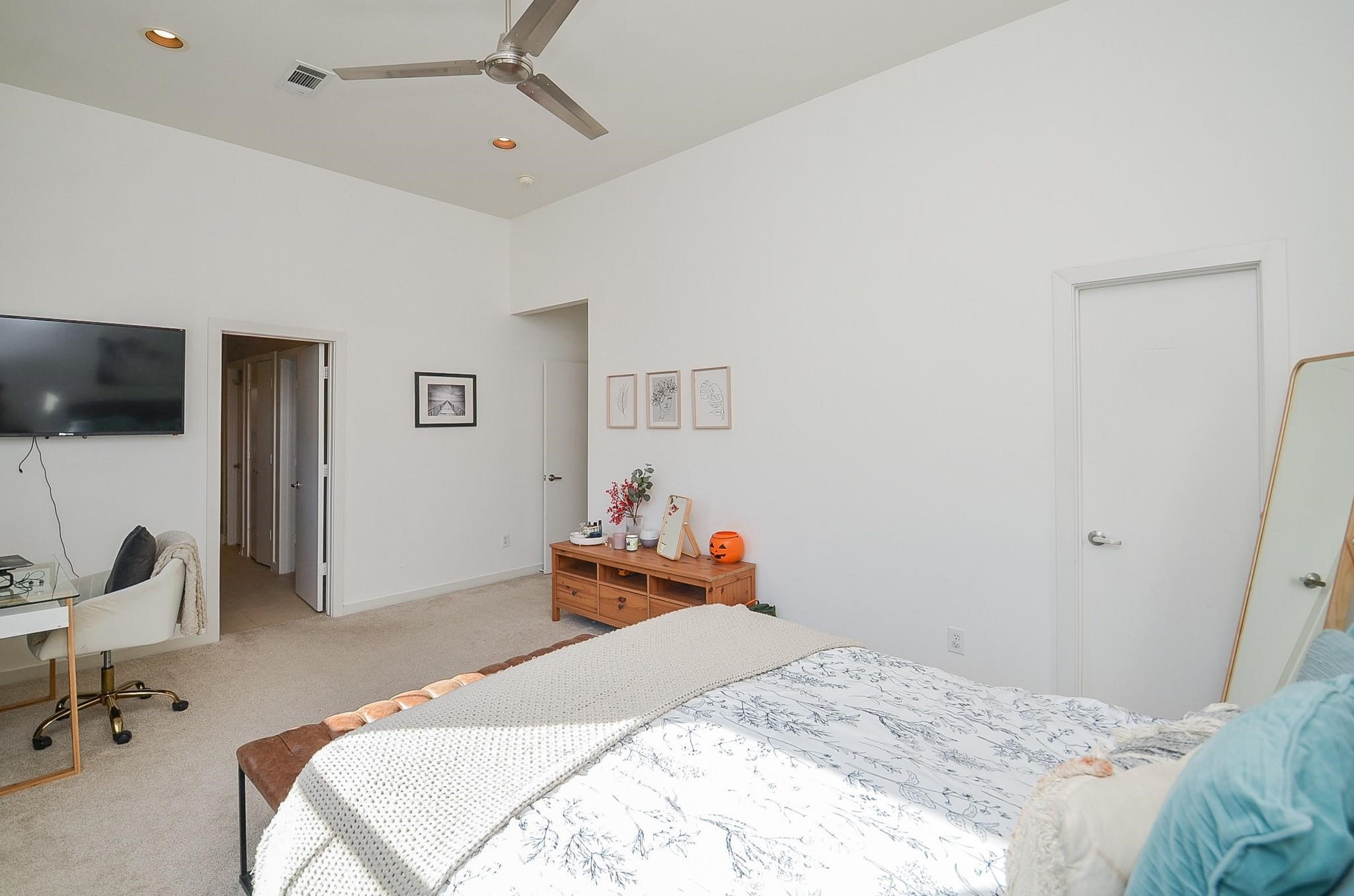 1116 Columbus Street Houston, TX 77019 - Photo 20 of 32 a bedroom with a bed and a chair