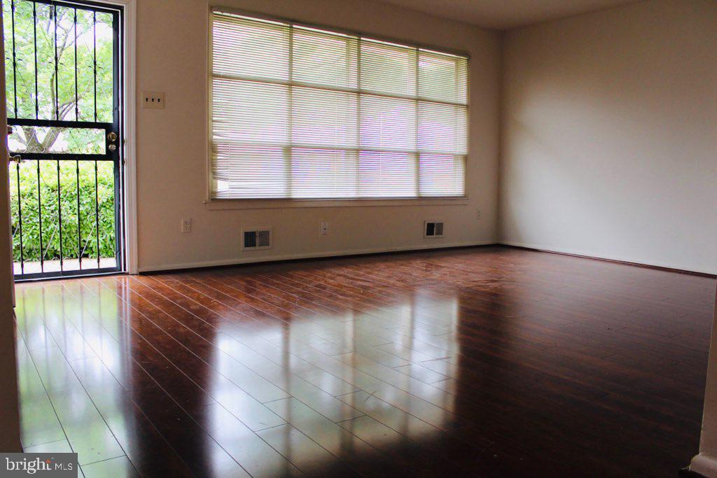 7902 Ashdale Road Capitol Heights, MD 20743 - Photo 10 of 15 Living Room