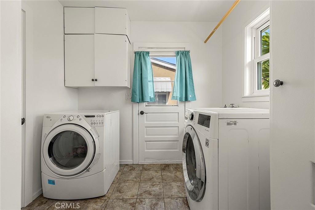 907 Chestnut Avenue Brea, CA 92821 - Photo 20 of 35 a utility room with dryer and washer