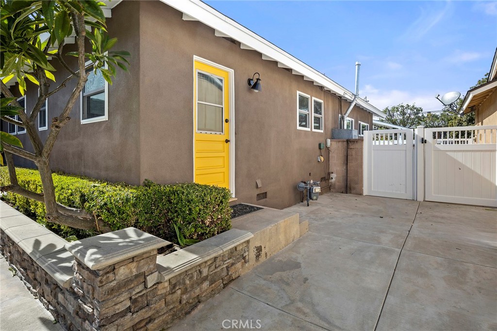 907 Chestnut Avenue Brea, CA 92821 - Photo 32 of 35 a front view of a house with garden
