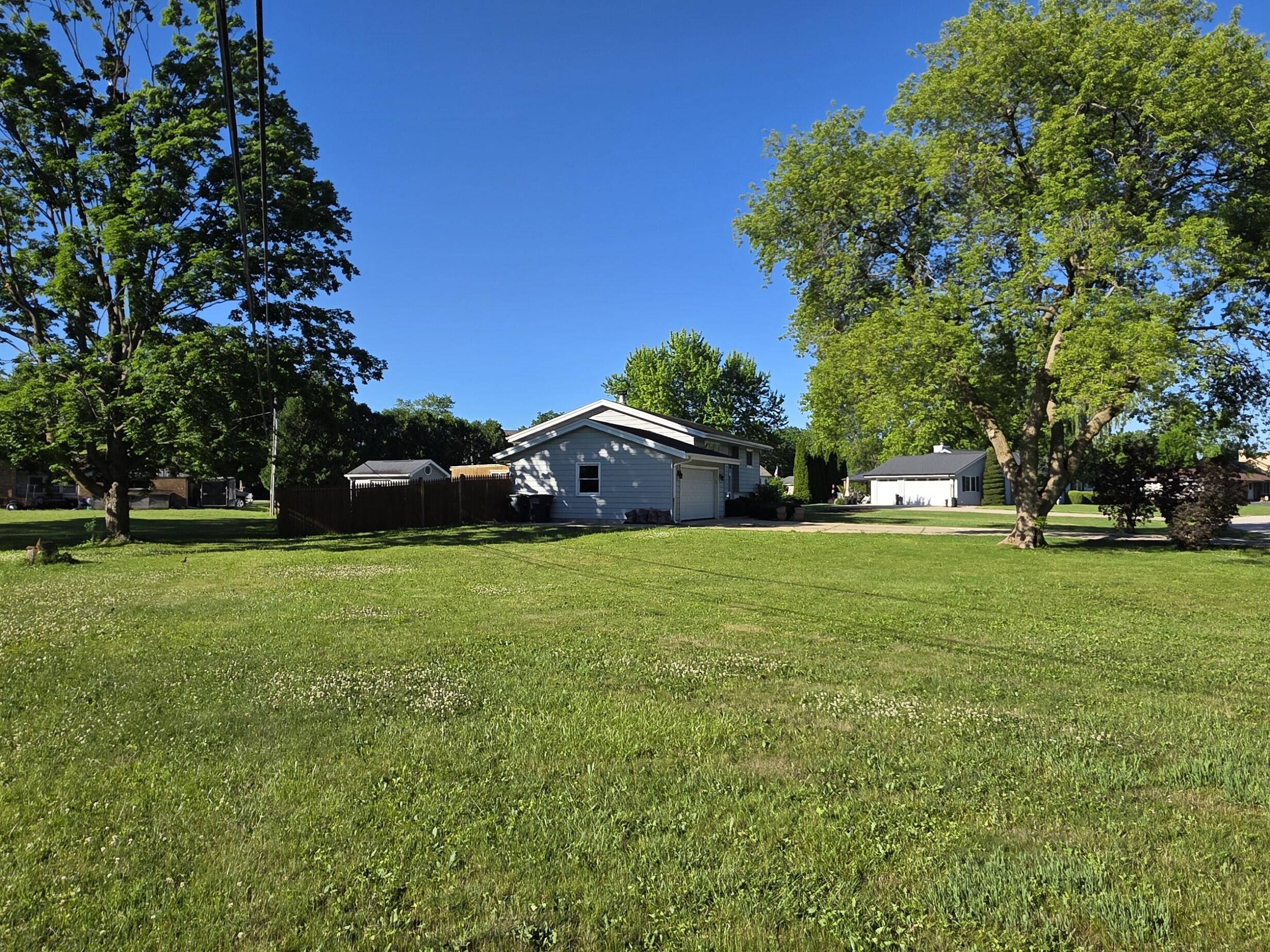 12237 West Larkspur Road Franklin, WI 53132 - Photo 40 of 42 20260612_080428