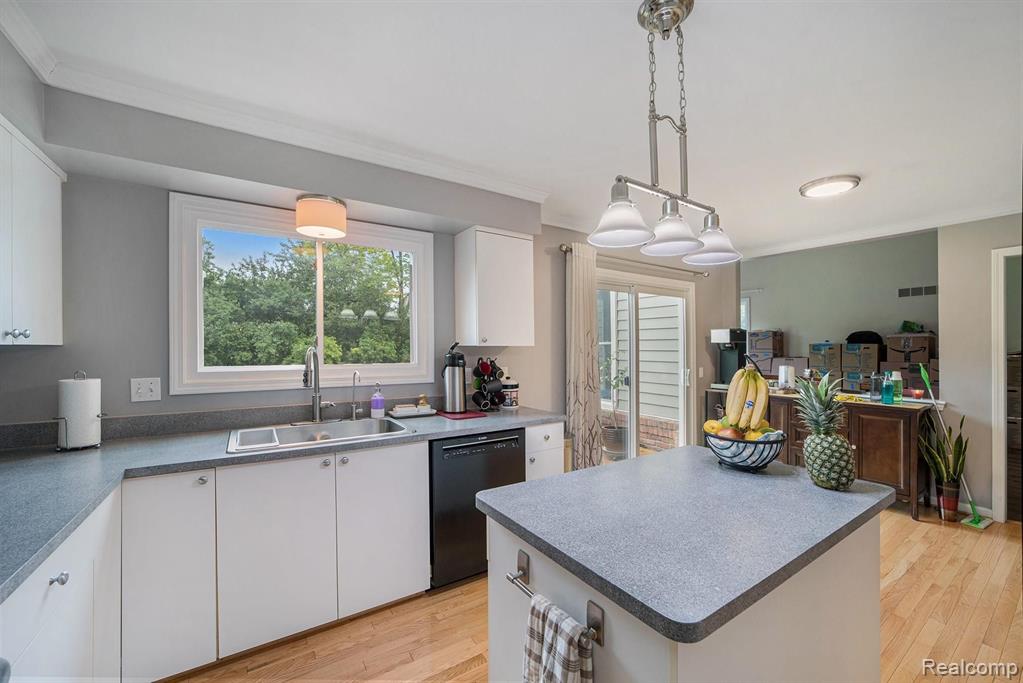 24386 Ridgeview Drive Farmington Hills, MI 48336 - Photo 23 of 42