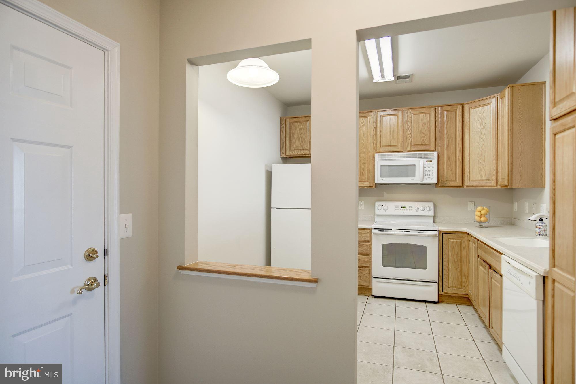 7325 Brookview Road, Unit 308 Elkridge, MD 21075 - Photo 4 of 31 Foyer with neutral ceramic tile