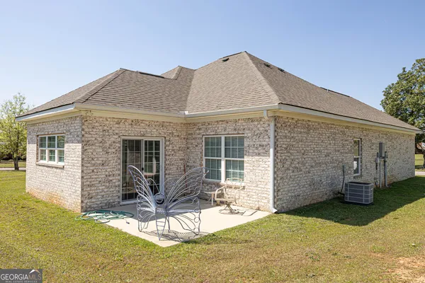 a view of a house with backyard