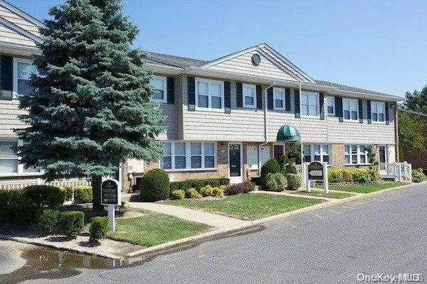 $1,995 | 1355 Roanoke Avenue, Unit 12LH, Riverhead, NY 11901