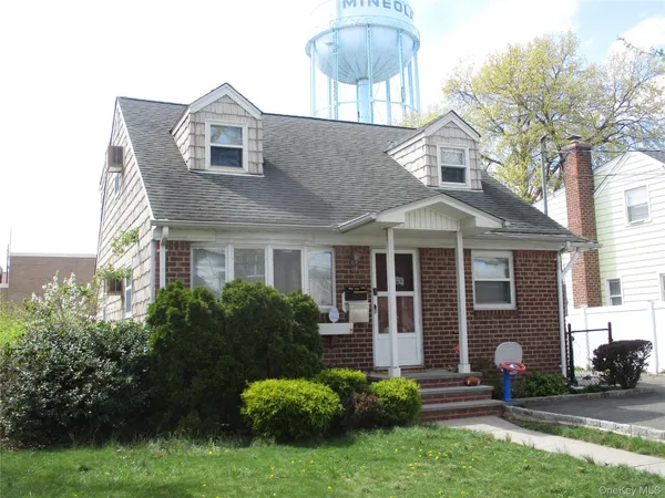 $979,000 | 167 Roosevelt Avenue, Mineola, NY 11501