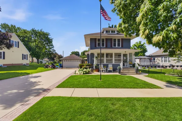 $329,900 | 919 8th Street, De Witt, IA 52742