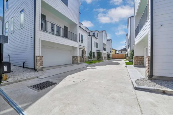 $2,750 | 207 Edgewood Street, Unit B, Houston, TX 77011