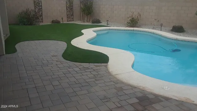 a view of a backyard