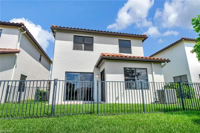 a view of a house with backyard and porch