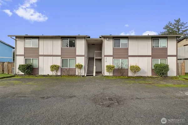 a view of a house with backyard and garden