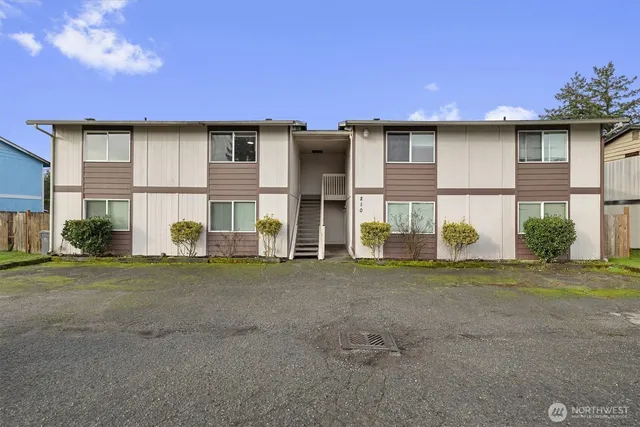 a view of a house with backyard and garden
