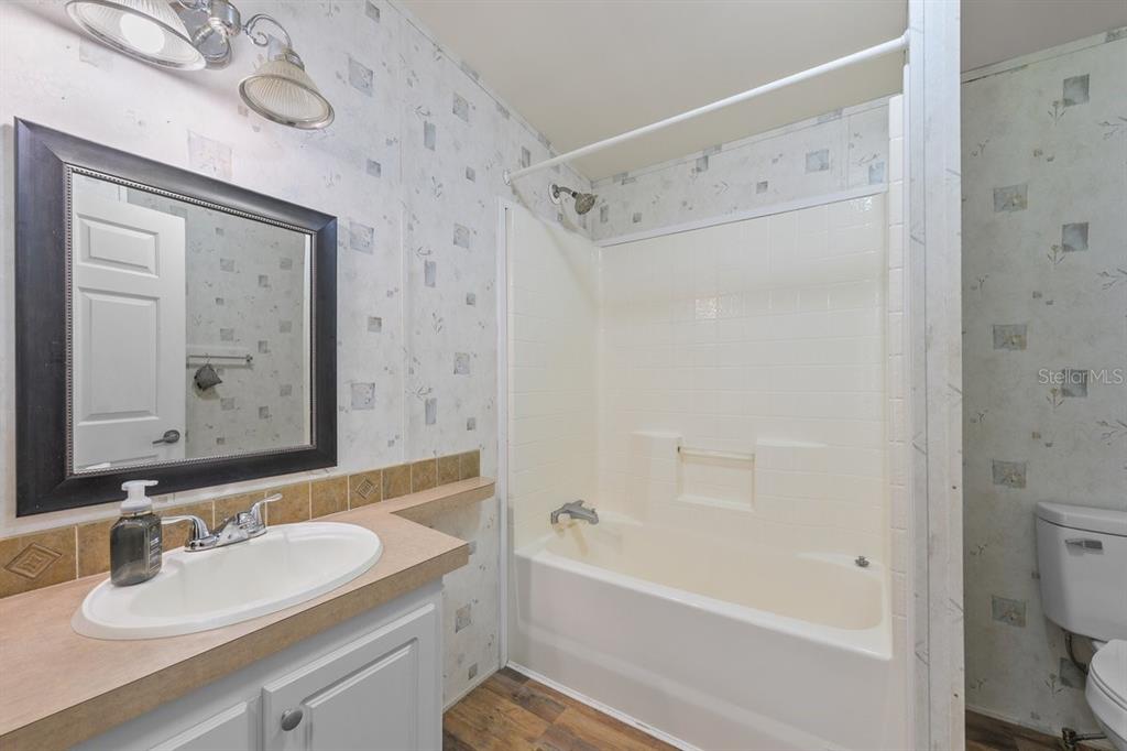 218 Northeast 132nd Terrace Gainesville, FL 32641 - Photo 10 of 40 a bathroom with a tub a sink and a mirror