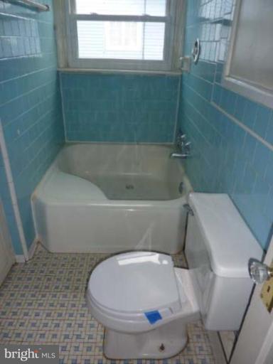 104 Poplar Road Riva, MD 21140 - Photo 6 of 13 a bathroom with a toilet and bathtub