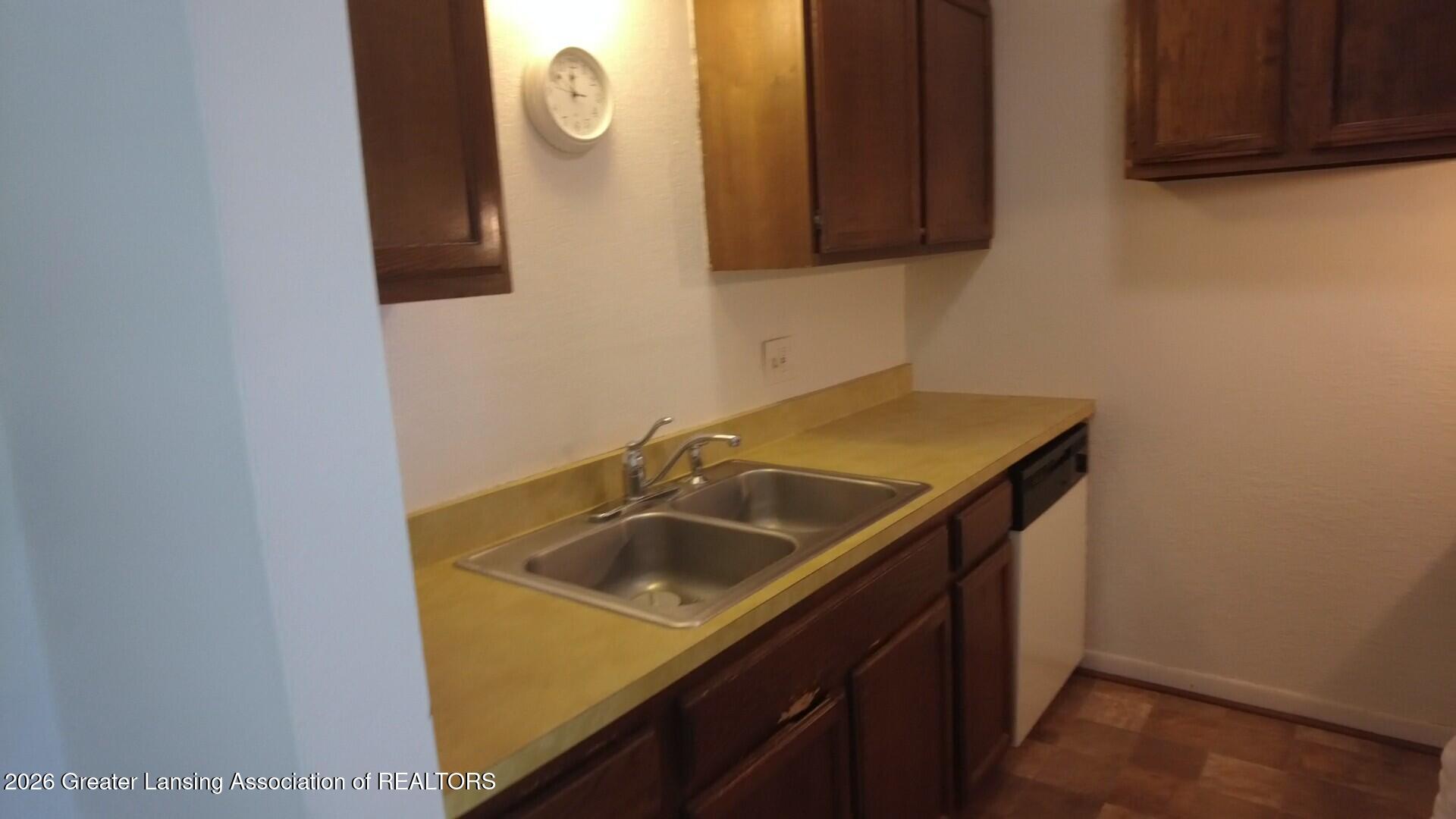 5400 Maple Road, Unit 29 Haslett, MI 48840 - Photo 10 of 11 ktichen 2