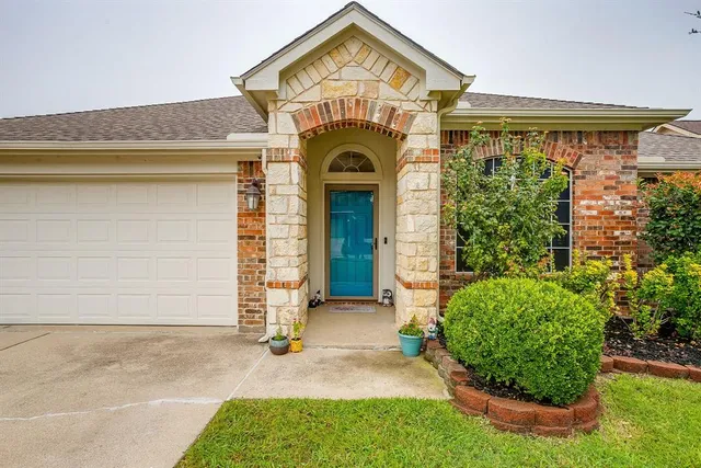 a view of front of a house with a yard