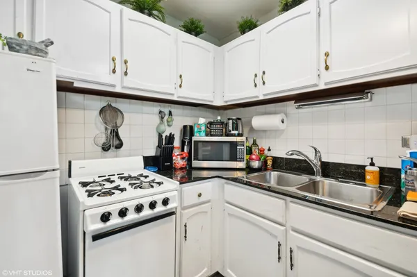 $1,750 | 2201 North Cleveland Avenue, Unit 502, Chicago, IL 60614