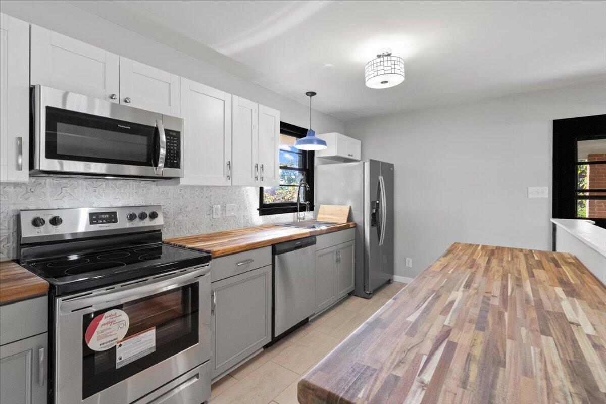 4209 Oliver Road Northeast Roanoke, VA 24012 - Photo 5 of 24 Kitchen