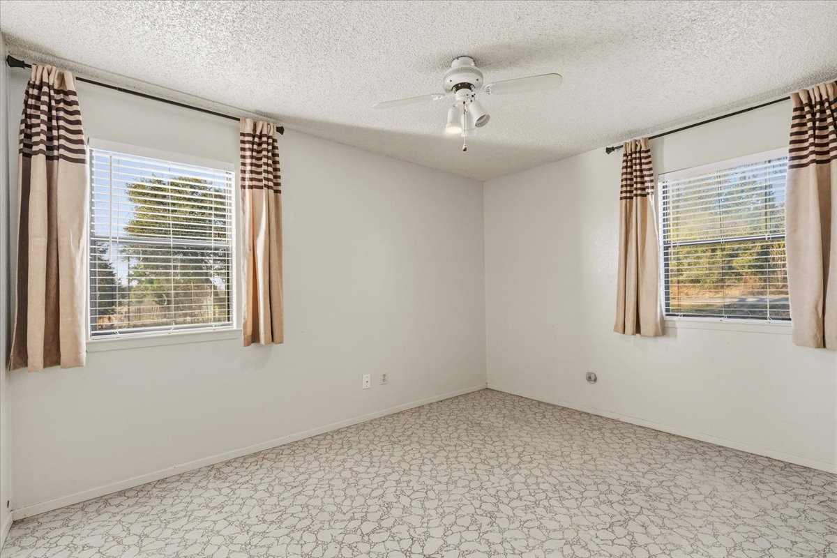 303 Ponderosa Road Bastrop, TX 78602 - Photo 18 of 34 an empty room with a window