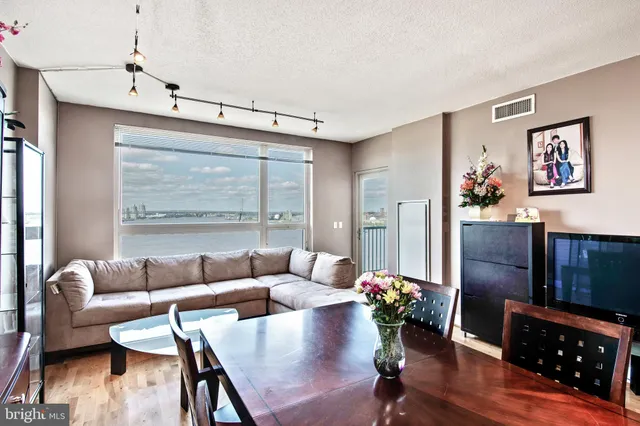 $2,600 | 717 South Christopher Columbus Boulevard, Unit 1505, Philadelphia, PA 19147