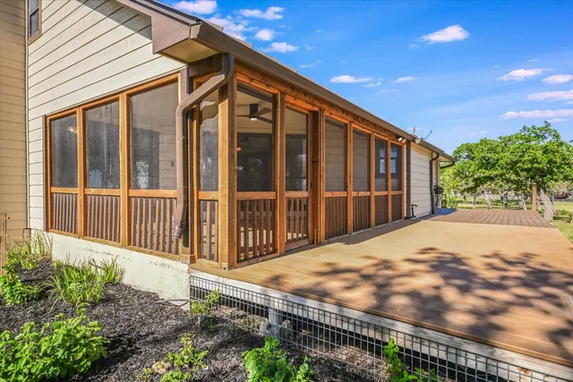 a view of a backyard