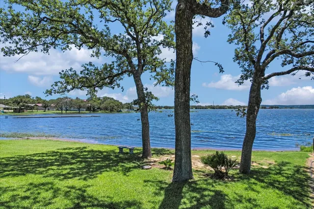 a view of a backyard