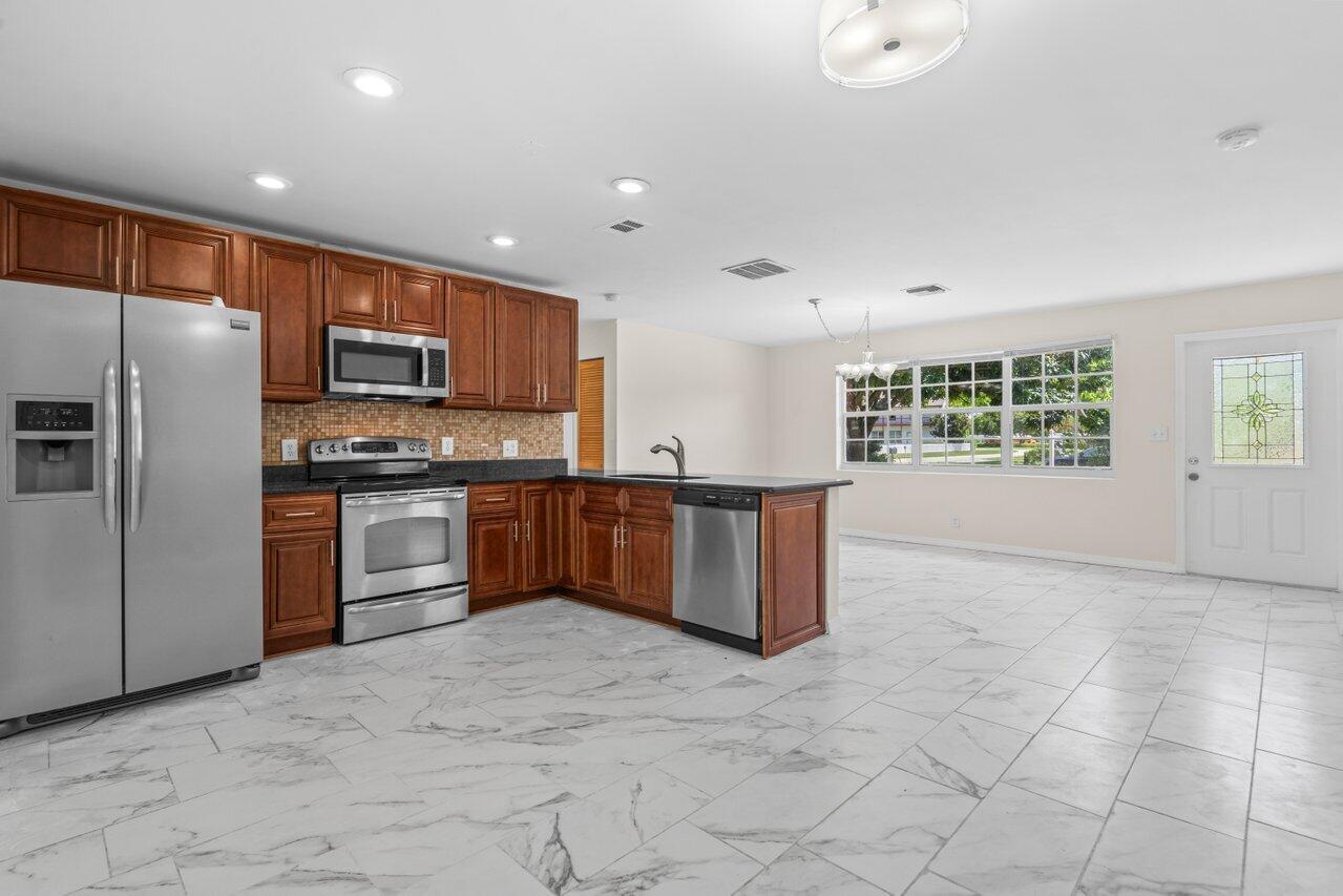 249 Northwest 4th Diagonal Boca Raton, FL 33432 - Photo 5 of 46 011-249Northwest4thDiagonal-BocaRaton-FL